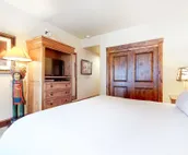 Quaint mountain condo w/two fireplaces, mountain views, balcony & great location