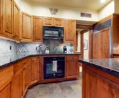 Quaint mountain condo w/two fireplaces, mountain views, balcony & great location