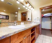 Quaint mountain condo w/two fireplaces, mountain views, balcony & great location