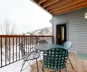Quaint mountain condo w/two fireplaces, mountain views, balcony & great location