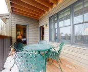Quaint mountain condo w/two fireplaces, mountain views, balcony & great location