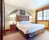Quaint mountain condo w/two fireplaces, mountain views, balcony & great location