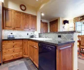 Quaint mountain condo w/two fireplaces, mountain views, balcony & great location