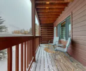Spacious condo near downtown Jackson with furnished deck, mtn views & grill
