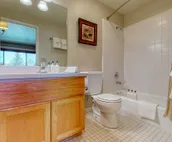Spacious condo near downtown Jackson with furnished deck, mtn views & grill