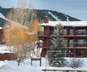 Spacious condo near downtown Jackson with furnished deck, mtn views & grill