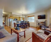 Spacious condo near downtown Jackson with furnished deck, mtn views & grill
