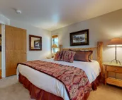 Spacious condo near downtown Jackson with furnished deck, mtn views & grill