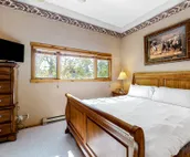 Beautiful condo with full kitchen, pool & hot tub