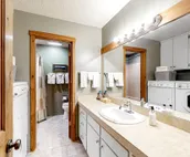 Beautiful condo with full kitchen, pool & hot tub