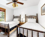 Beautiful condo with full kitchen, pool & hot tub
