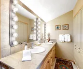Beautiful condo with full kitchen, pool & hot tub
