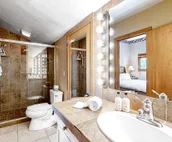 Beautiful condo with full kitchen, pool & hot tub