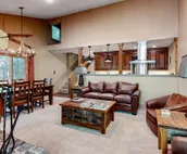 Beautiful condo with full kitchen, pool & hot tub