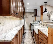 Beautiful condo with full kitchen, pool & hot tub