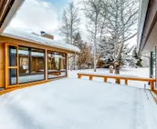 Gorgeous country escape with deck & wood-burning fireplace -  near hiking trails