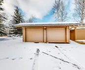 Gorgeous country escape with deck & wood-burning fireplace -  near hiking trails