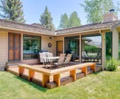 Spacious home with deck, washer/dryer, mountain views & high-speed WiFi