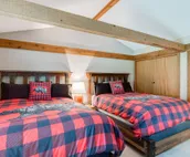 Spacious home with deck, washer/dryer, mountain views & high-speed WiFi
