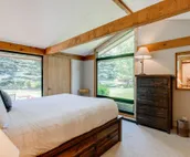 Spacious home with deck, washer/dryer, mountain views & high-speed WiFi