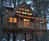 Luxurious Two-Story Treehouse | Minutes from Lake Sunapee | Peaceful