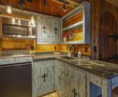 Luxurious Two-Story Treehouse | Minutes from Lake Sunapee | Peaceful