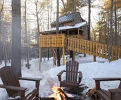 Luxurious Two-Story Treehouse | Minutes from Lake Sunapee | Peaceful