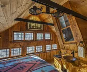 Luxurious Two-Story Treehouse | Minutes from Lake Sunapee | Peaceful