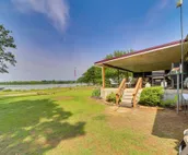 Cozy Lake Eufaula Hideaway w/ Fire Pit & Hot Tub!
