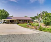 Cozy Lake Eufaula Hideaway w/ Fire Pit & Hot Tub!