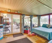 Cozy Lake Eufaula Hideaway w/ Fire Pit & Hot Tub!