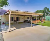 Cozy Lake Eufaula Hideaway w/ Fire Pit & Hot Tub!