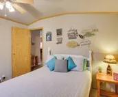 Cozy Lake Eufaula Hideaway w/ Fire Pit & Hot Tub!