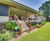 Cozy Lake Eufaula Hideaway w/ Fire Pit & Hot Tub!