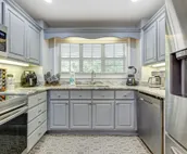 The Toasty Marshmallow - Newly-renovated family getaway minutes away from