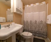 The Toasty Marshmallow - Newly-renovated family getaway minutes away from