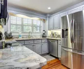 The Toasty Marshmallow - Newly-renovated family getaway minutes away from