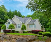 The Toasty Marshmallow - Newly-renovated family getaway minutes away from