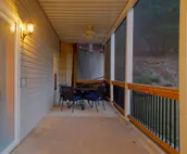 The Toasty Marshmallow - Newly-renovated family getaway minutes away from