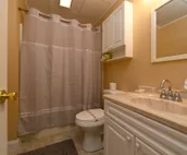 The Toasty Marshmallow - Newly-renovated family getaway minutes away from