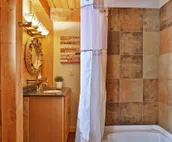 Killington Cabin - Left Unit: Great for families, Cozy, Close to Mountain. Ho...