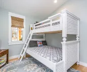 Lovely Lake House w/Free WiFi/Backyard/Central AC/Washer/Dryer/Deck