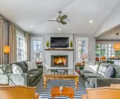 Lovely Lake House w/Free WiFi/Backyard/Central AC/Washer/Dryer/Deck