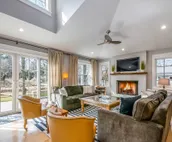 Lovely Lake House w/Free WiFi/Backyard/Central AC/Washer/Dryer/Deck