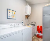 Lovely Lake House w/Free WiFi/Backyard/Central AC/Washer/Dryer/Deck