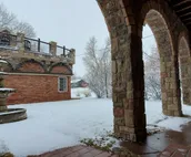 Western Carriage House Studio Suite- Western themed retreat- Full Kitchen & Bath