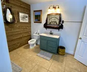 Western Carriage House Studio Suite- Western themed retreat- Full Kitchen & Bath