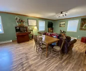 Western Carriage House Studio Suite- Western themed retreat- Full Kitchen & Bath