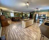 Western Carriage House Studio Suite- Western themed retreat- Full Kitchen & Bath