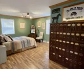 Western Carriage House Studio Suite- Western themed retreat- Full Kitchen & Bath